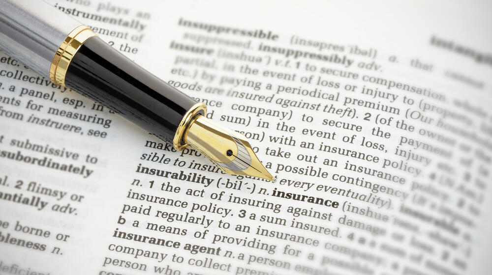 Kleingedrucktes, das Wort insurance ist hervorgehoben.