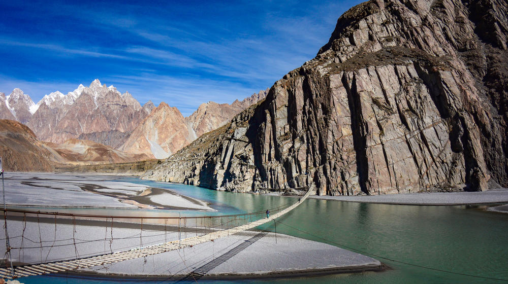 Die lange Hussaini Hängebrücke mit Tupopdan Berg im Hintergrund im Herbst in Pakistan.