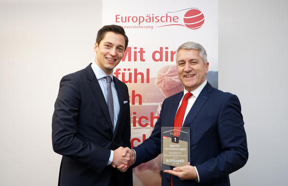 Foto: Chefredakteur Dominik Hojas überreicht die Auszeichnung für Platz 1an CEO Mag. Wolfgang Lackner 