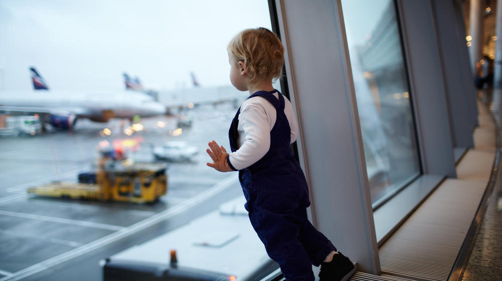 Kleinkind sieht Flugzeug beim Abflug