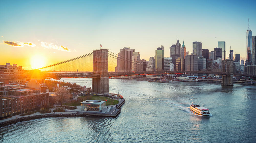 Brooklyn Bridge und dahinter ein Blick auf Manhatten, New York.
