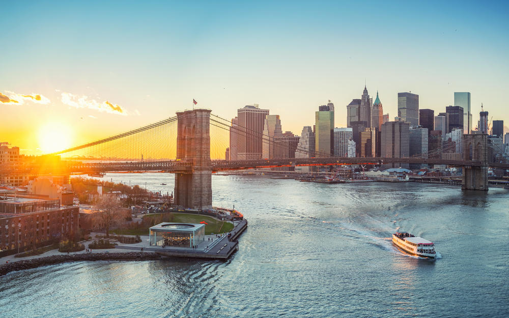 Brooklyn Bridge und dahinter ein Blick auf Manhatten, New York.