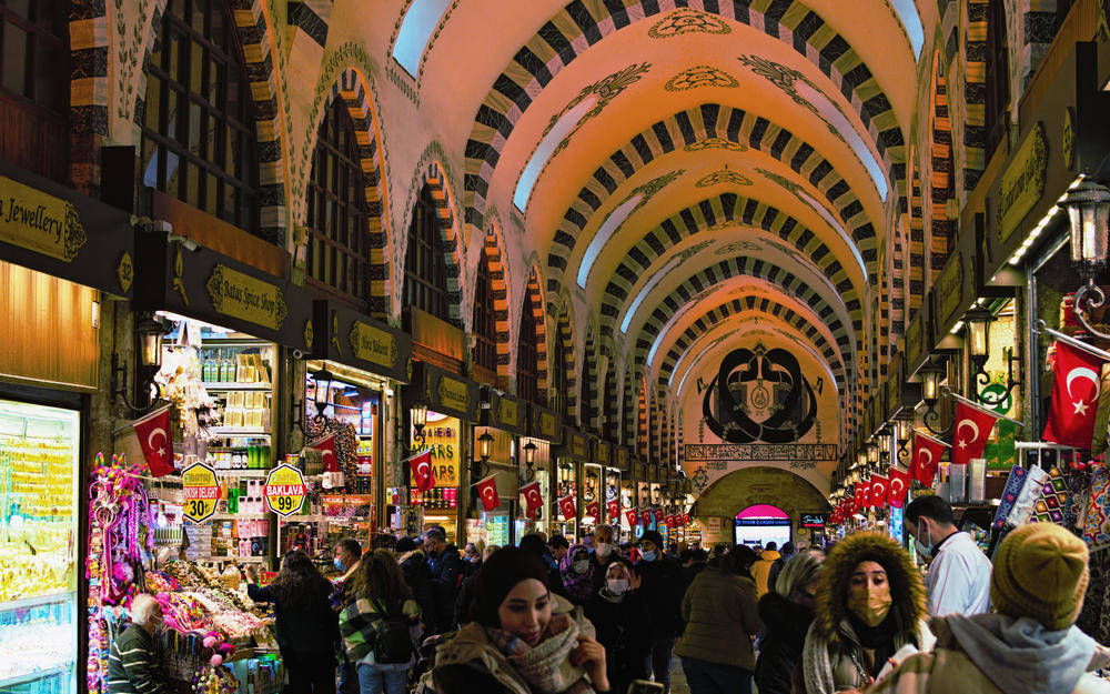 Buntes Markttreiben in Istanbul, Menschen gehen in der Mitte, rechts und links befinden sich die Marktstände.
