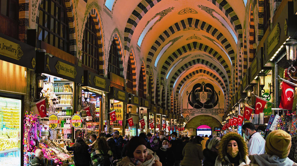 Buntes Markttreiben in Istanbul, Menschen gehen in der Mitte, rechts und links befinden sich die Marktstände.