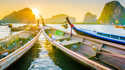 Boote am Meer im Sonnenuntergang