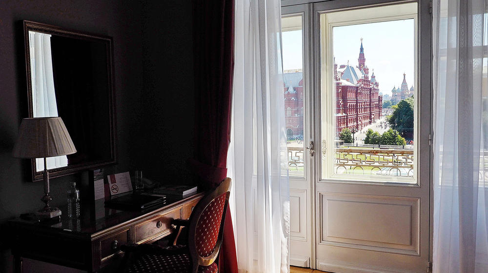 Etabliertes Hotelinterieur mit Blick auf einen Balkon und historischem Gebäude.