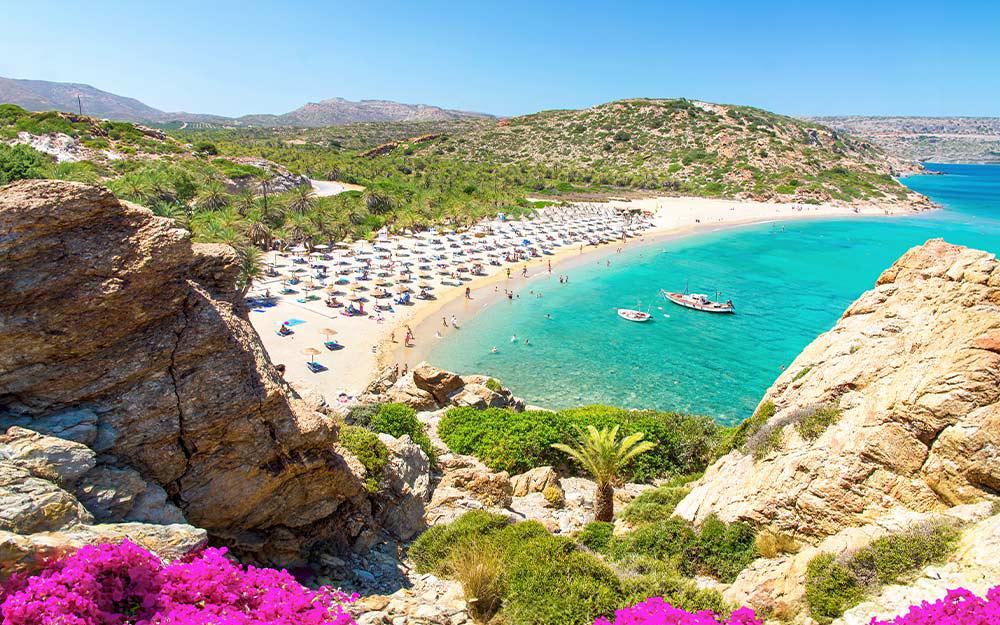 Türkisblaue Lagune und Sonnenliegeplätze am Strand Balos der ägäischen Insel Kreta