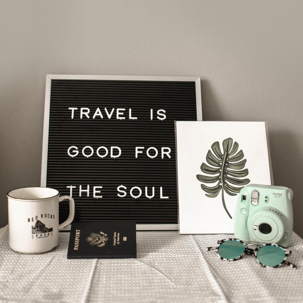 Schild mit Aufschrift Travel is good for the Soul