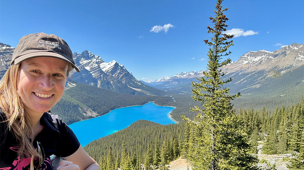 Reisebloggerin Creativelena auf Weltreise mit ihrer Familie: hier vor dem Peyto Lake in den kanadischen Rocky Mountains