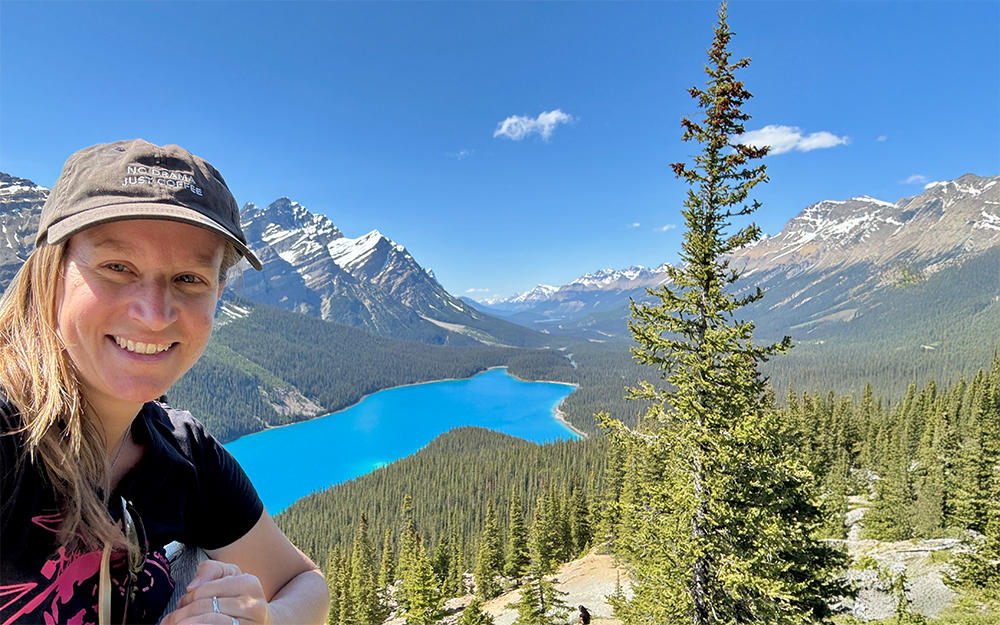 Reisebloggerin Creativelena auf Weltreise mit ihrer Familie: hier vor dem Peyto Lake in den kanadischen Rocky Mountains