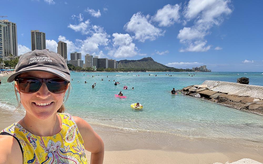 Reisebloggerin Creativelena auf Weltreise mit ihrer Familie: hier am Waikiki Beach in Honolulu auf Hawaii