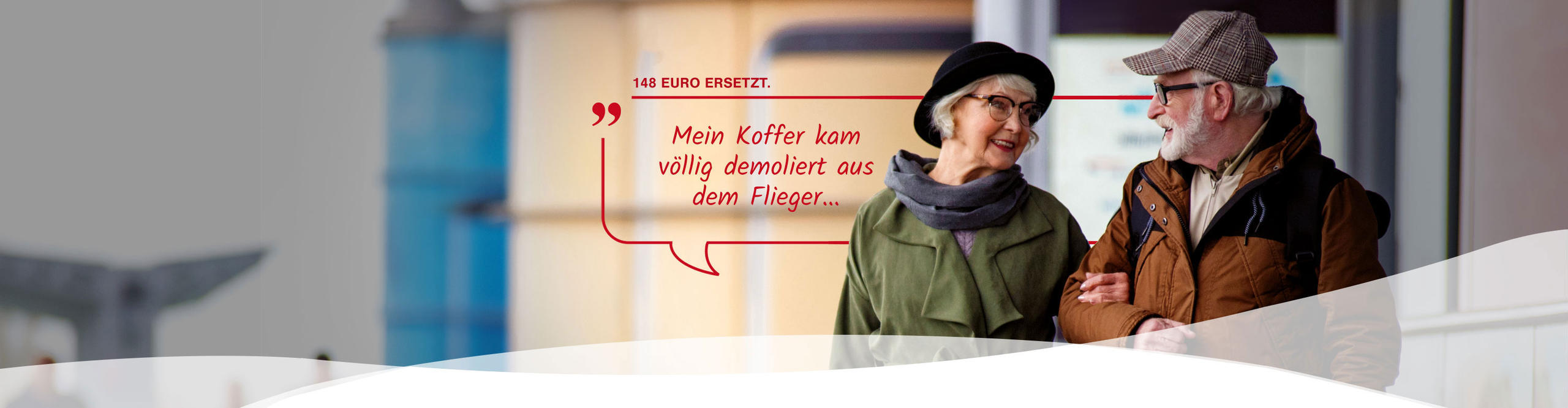 Älteres Paar mit Sprechblase: Mein Koffer kam völlig demoliert aus dem Flieger ... 148 Euro ersetzt.
