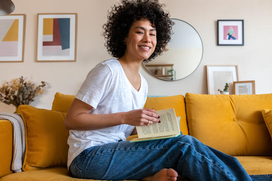 Portrait einer lächelnden jungen Frau zuhause