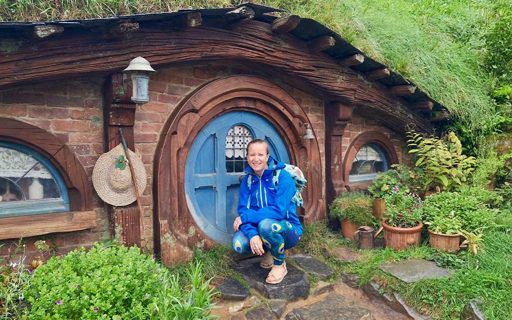 Reisebloggerin Creativelena auf Weltreise mit ihrer Familie: hier am Hobbiton Filmset in Matamata auf der Nordinsel Neuseeland