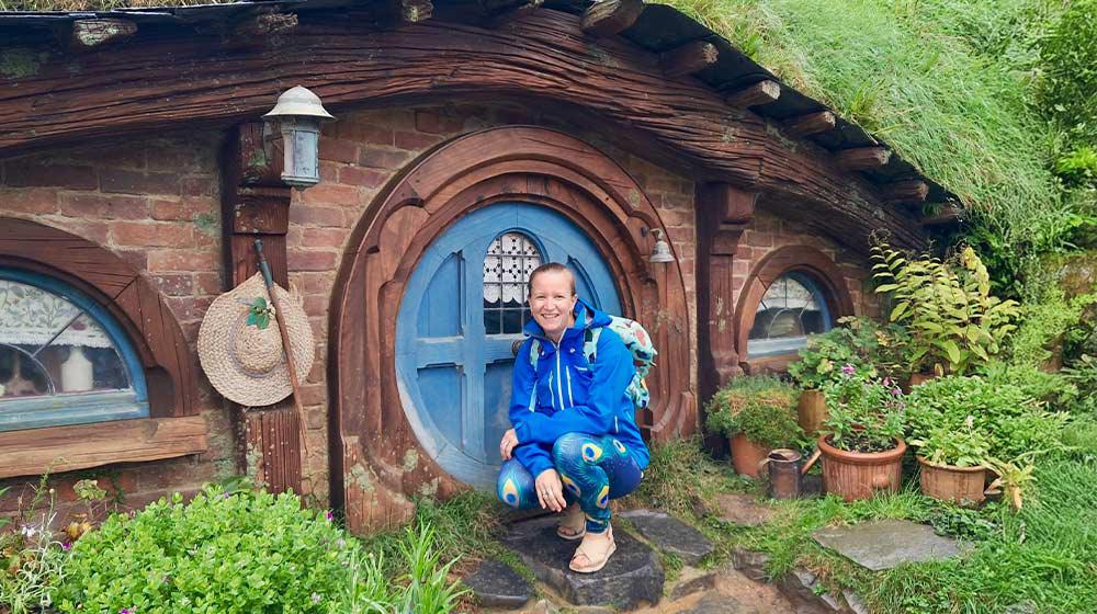 Reisebloggerin Creativelena auf Weltreise mit ihrer Familie: hier am Hobbiton Filmset in Matamata auf der Nordinsel Neuseeland