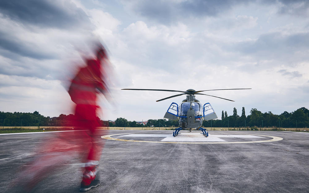 Rettungskräfte eilen zum Helikopter für einen Notfall-Einsatz