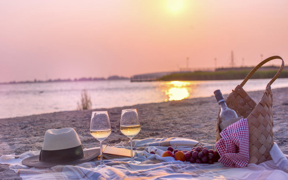 Picknick bei Sonnenuntergang am Strand