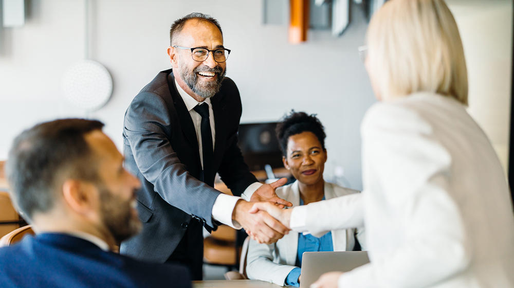 Meeting unter Geschäftsleuten, die sich freundlich die Hand zur Begrüßung reichen