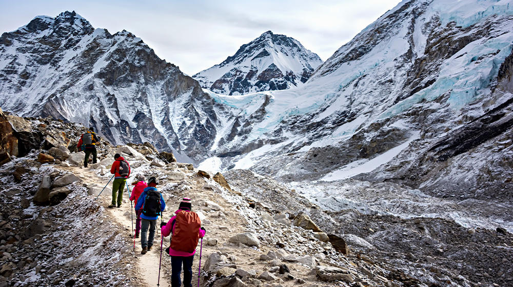Gruppe Bergsteiger auf ihrer Tour durch das schneebedeckte Hochgebirge des Himalaya